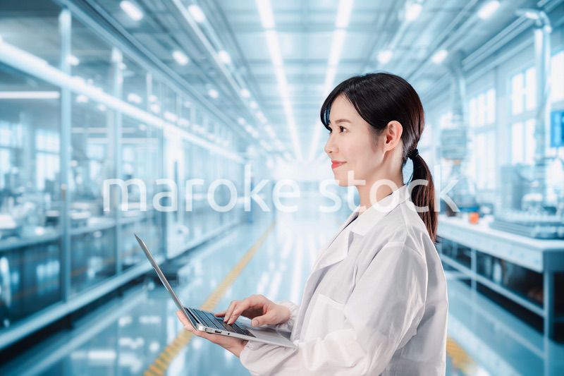 データ分析をする研究員の女性