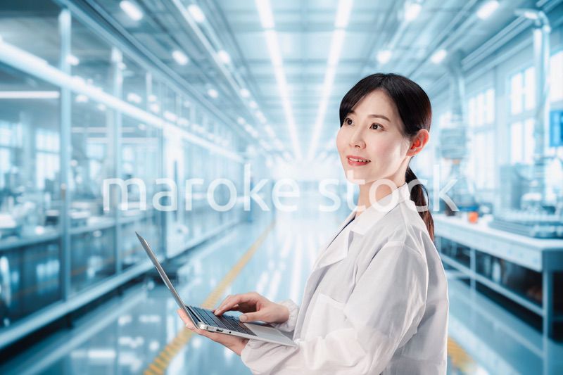 データ分析をする研究員の女性