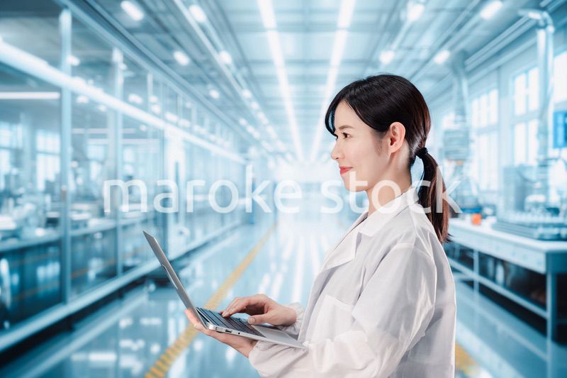 データ分析をする研究員の女性