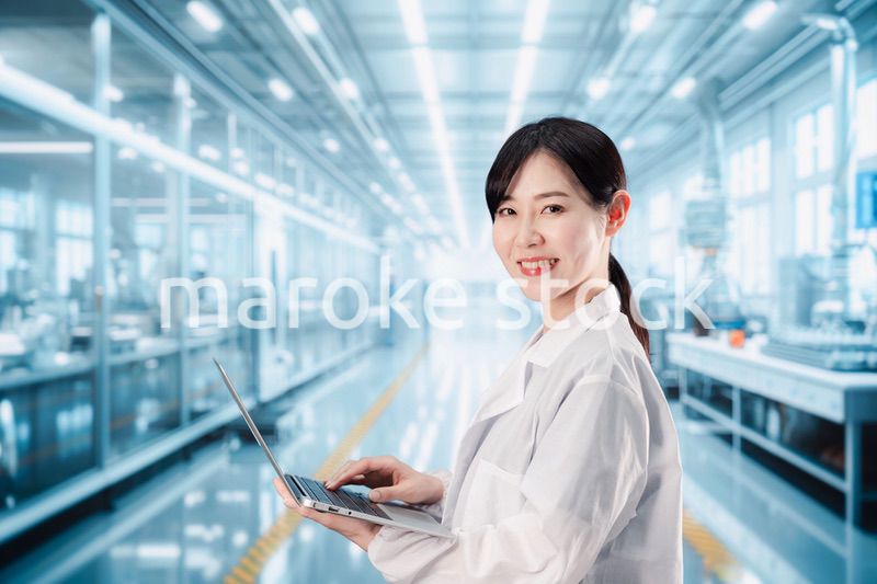 データ分析をする研究員の女性