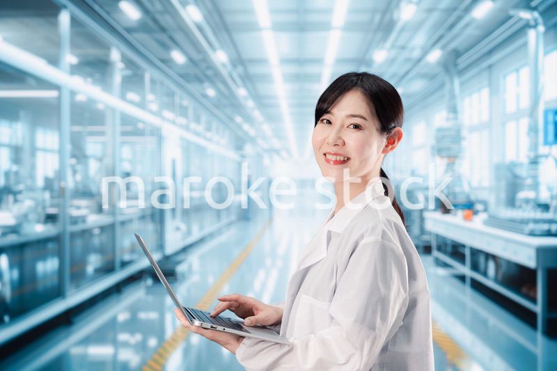 データ分析をする研究員の女性