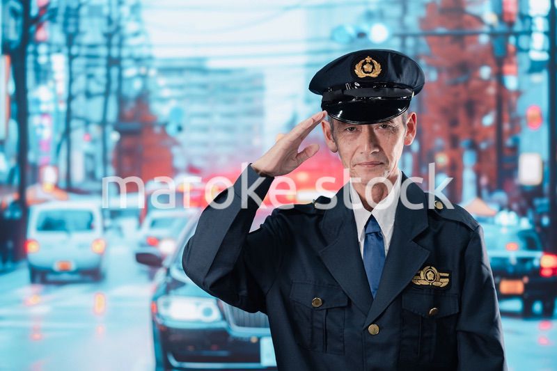 道路で警戒にあたる男性の警察官