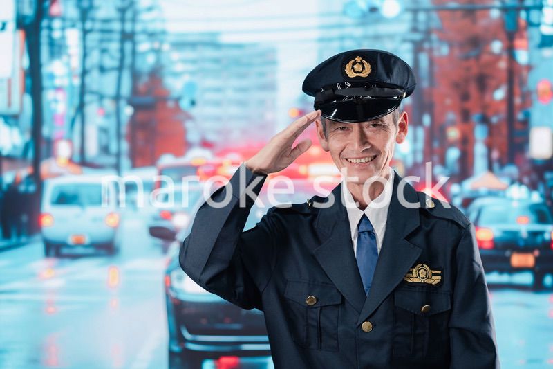 道路で警戒にあたる男性の警察官