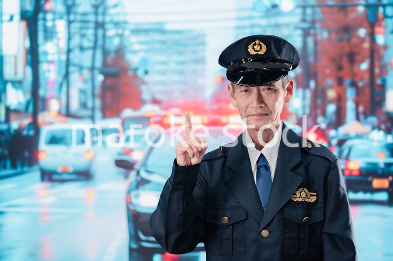 道路で警戒にあたる男性の警察官