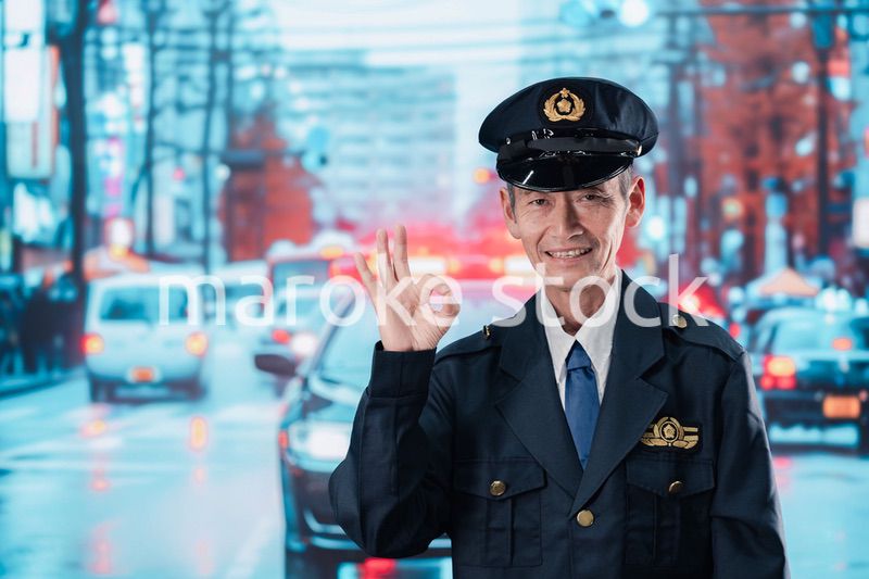 道路で警戒にあたる男性の警察官