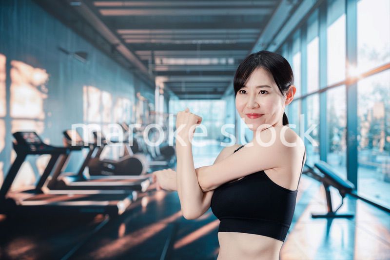 スポーツジムでトレーニングをする女性