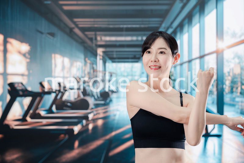 スポーツジムでトレーニングをする女性