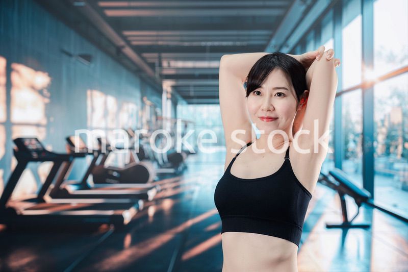 スポーツジムでトレーニングをする女性