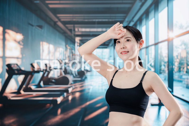 スポーツジムでトレーニングをする女性