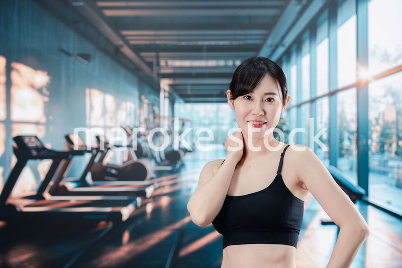 スポーツジムでトレーニングをする女性