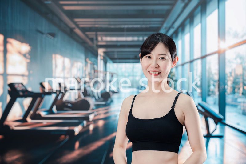 スポーツジムでトレーニングをする女性