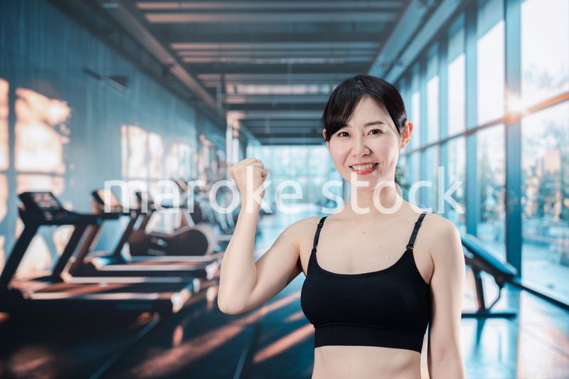 スポーツジムでトレーニングをする女性