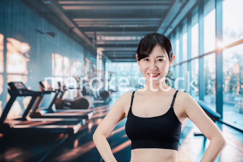 スポーツジムでトレーニングをする女性