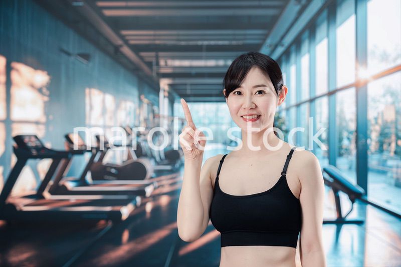 スポーツジムでトレーニングをする女性