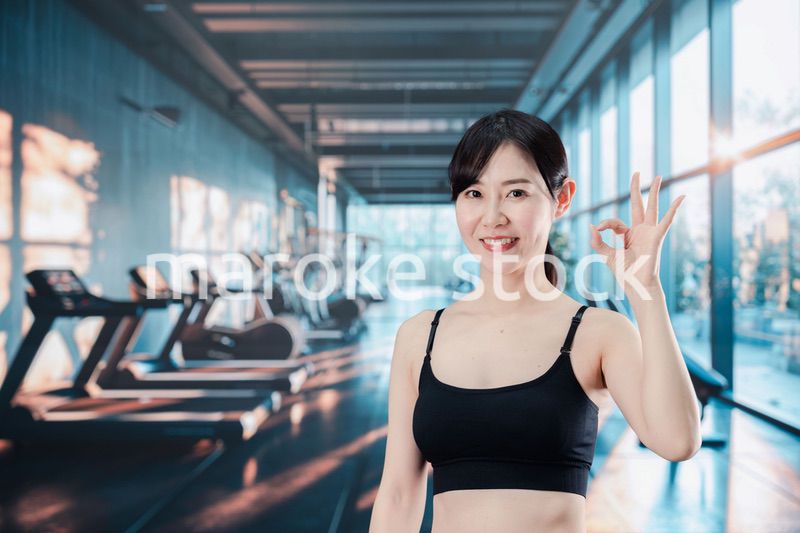 スポーツジムでトレーニングをする女性