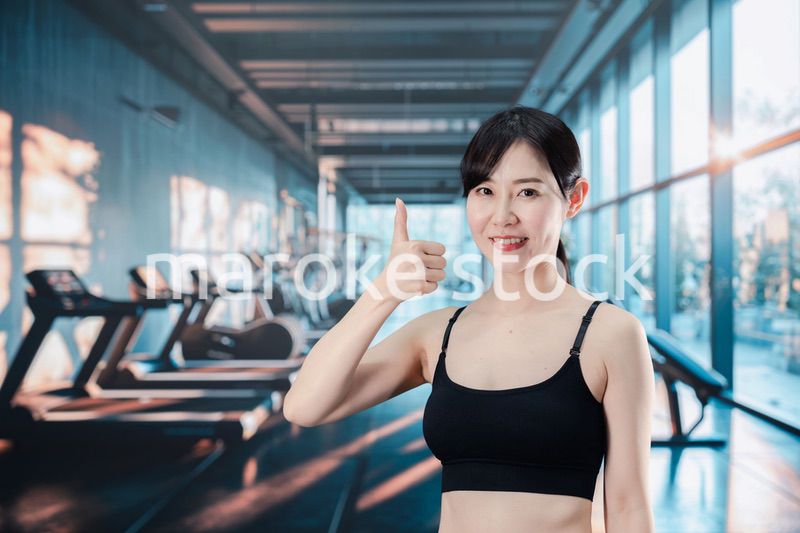 スポーツジムでトレーニングをする女性