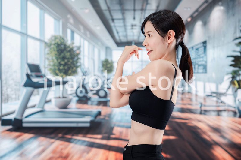 スポーツジムでトレーニングをする女性