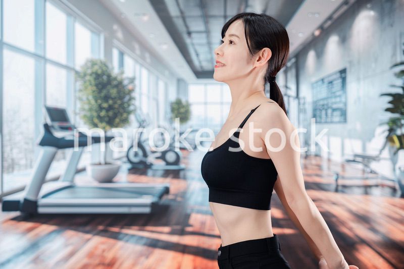 スポーツジムでトレーニングをする女性