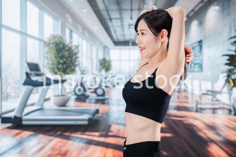 スポーツジムでトレーニングをする女性