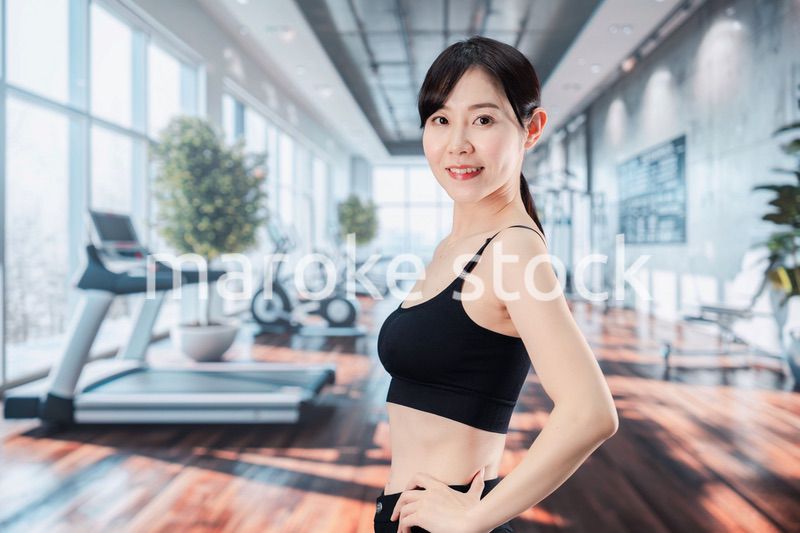 スポーツジムでトレーニングをする女性