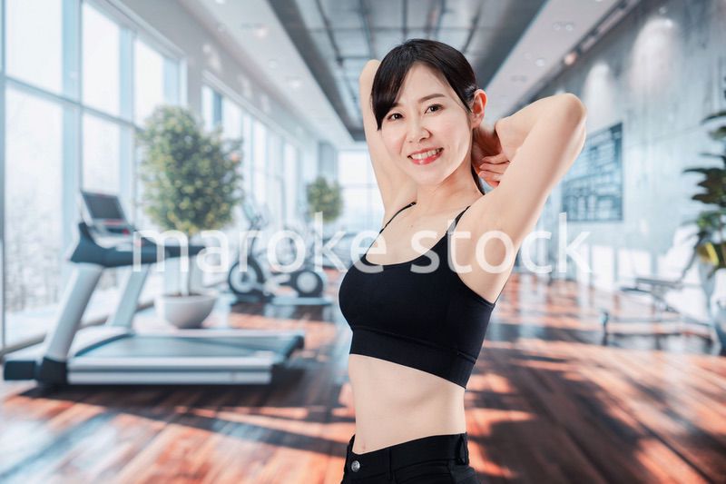 スポーツジムでトレーニングをする女性