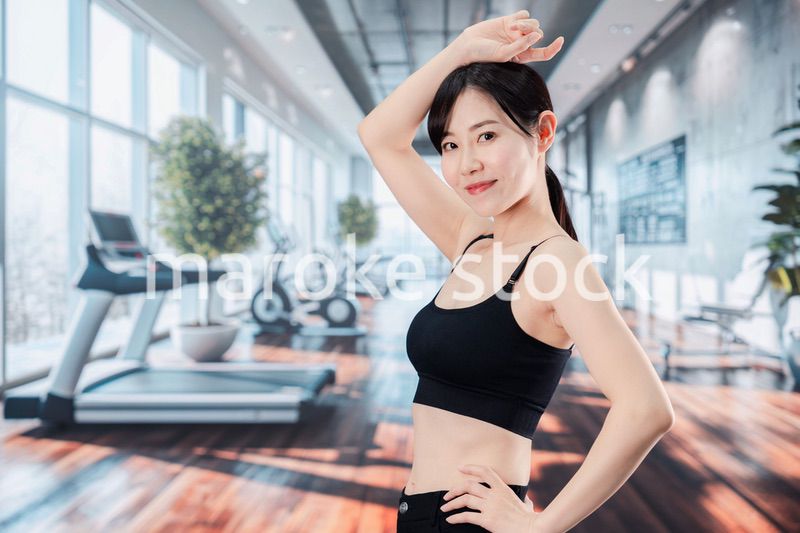 スポーツジムでトレーニングをする女性