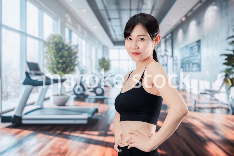 スポーツジムでトレーニングをする女性