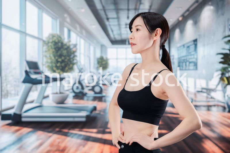 スポーツジムでトレーニングをする女性