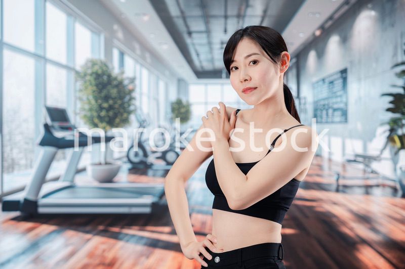 スポーツジムでトレーニングをする女性