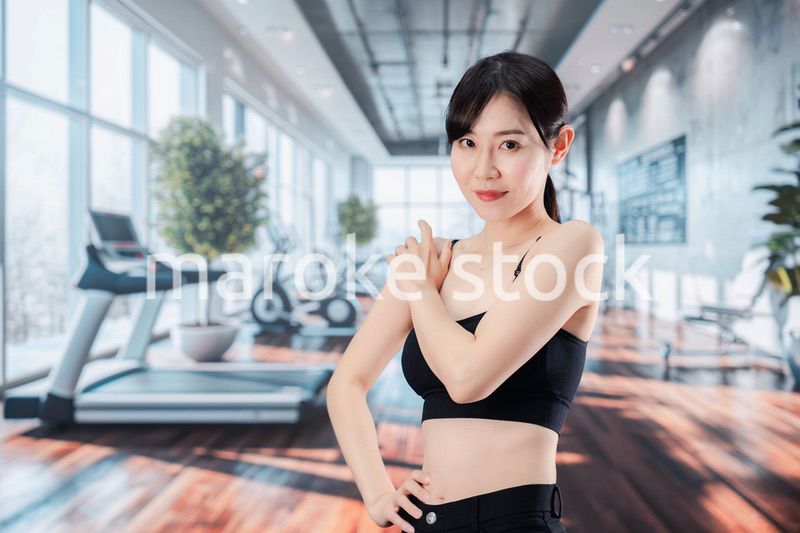 スポーツジムでトレーニングをする女性