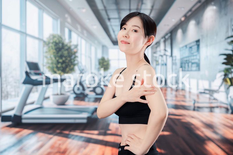 スポーツジムでトレーニングをする女性