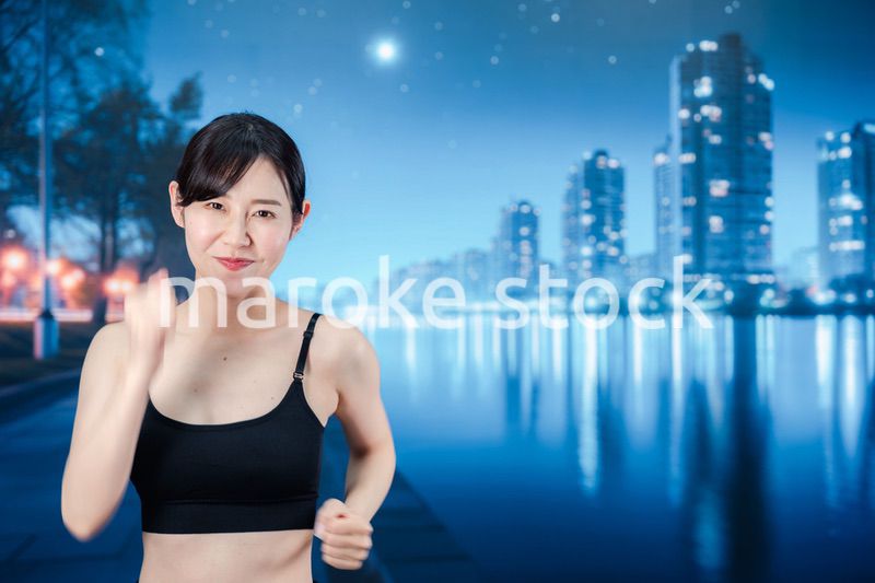 夜の街をランニングする女性