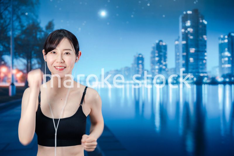 夜の街をランニングする女性