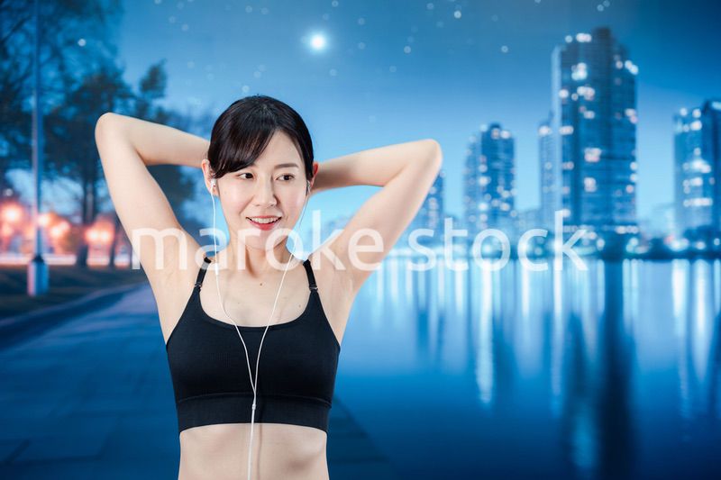 音楽を聴きながら夜に運動をする女性