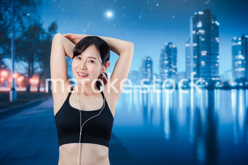 音楽を聴きながら夜に運動をする女性