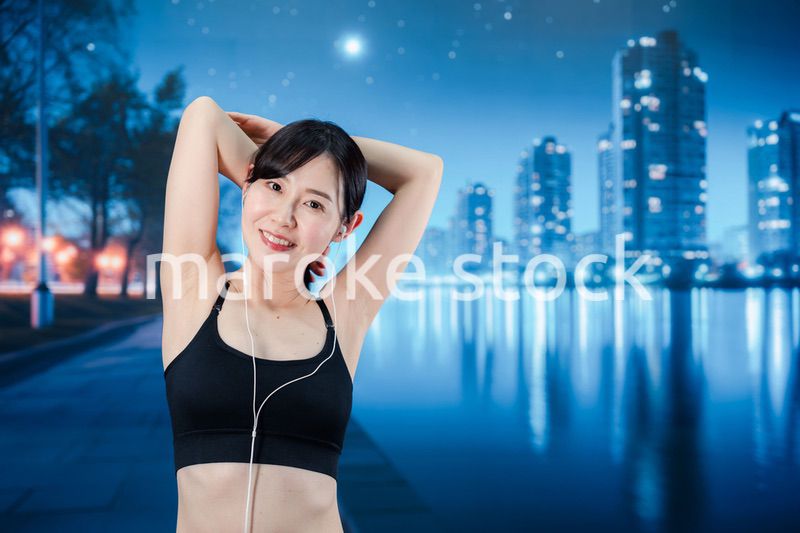 音楽を聴きながら夜に運動をする女性