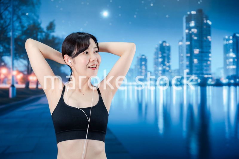 音楽を聴きながら夜に運動をする女性