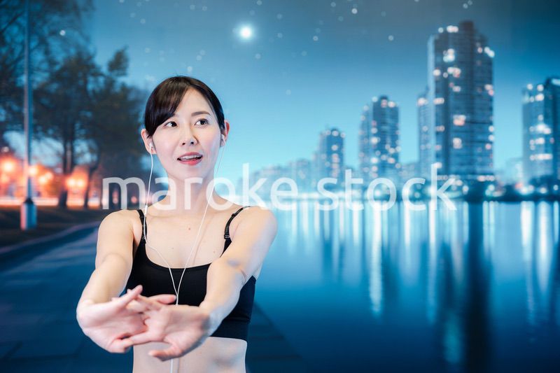 音楽を聴きながら夜に運動をする女性