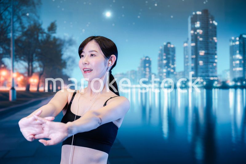 音楽を聴きながら夜に運動をする女性