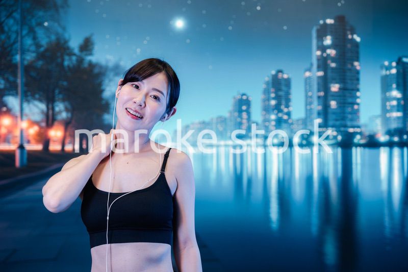 音楽を聴きながら夜に運動をする女性