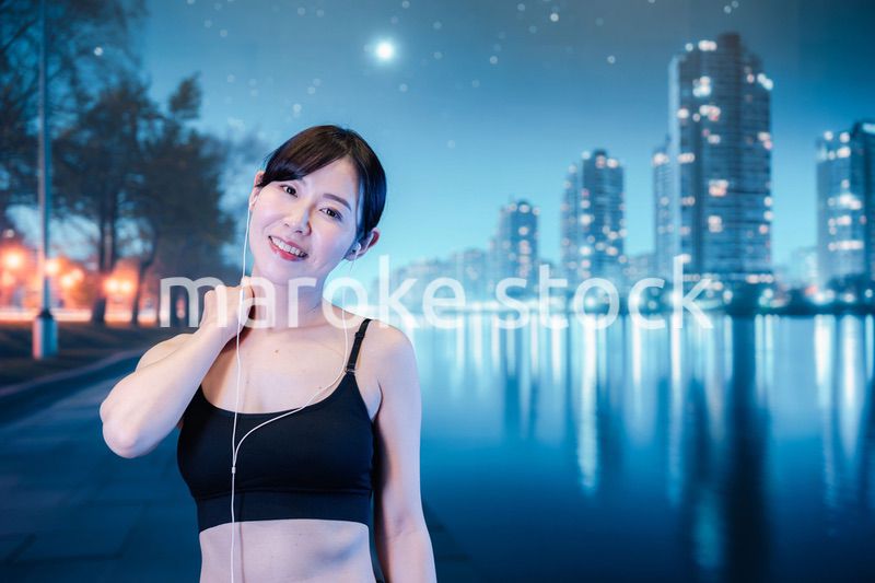 音楽を聴きながら夜に運動をする女性