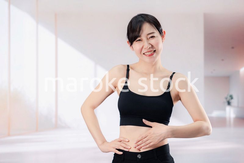 ダイエットの効果を実感して喜ぶ若い女性