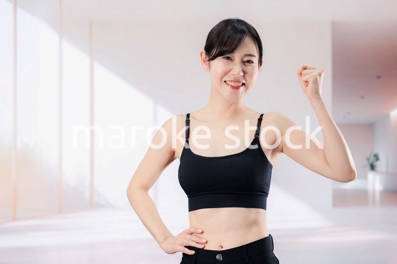 ダイエットの効果を実感して喜ぶ若い女性