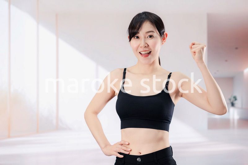 ダイエットの効果を実感して喜ぶ若い女性