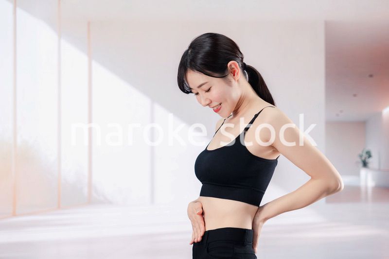 ダイエットの効果を実感して喜ぶ若い女性