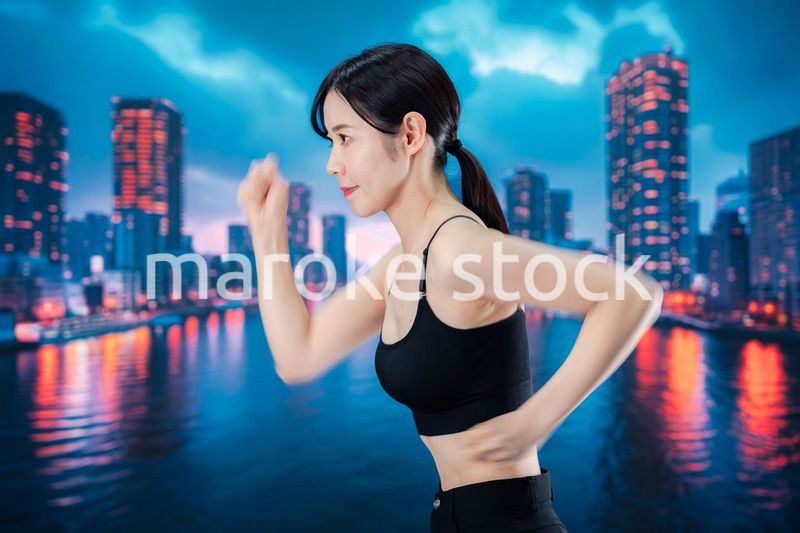 体力維持のために夜にランニングをする女性