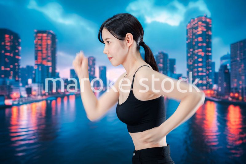 体力維持のために夜にランニングをする女性
