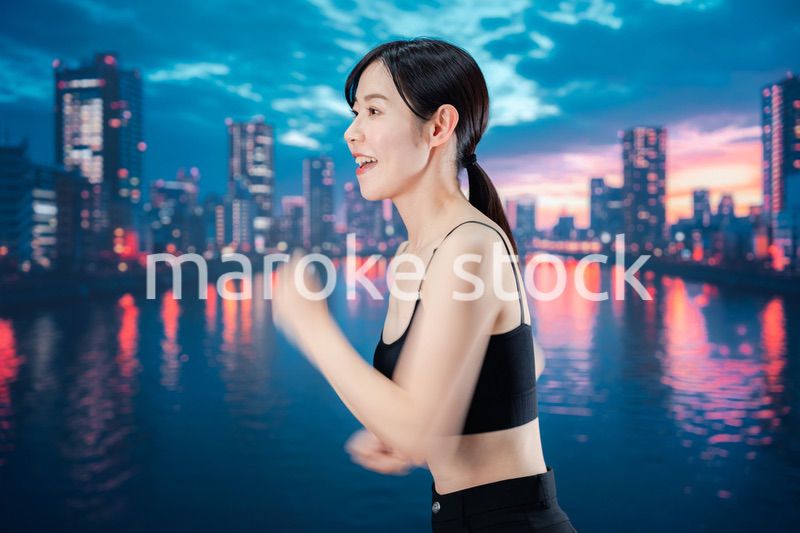 体力維持のために夜にランニングをする女性
