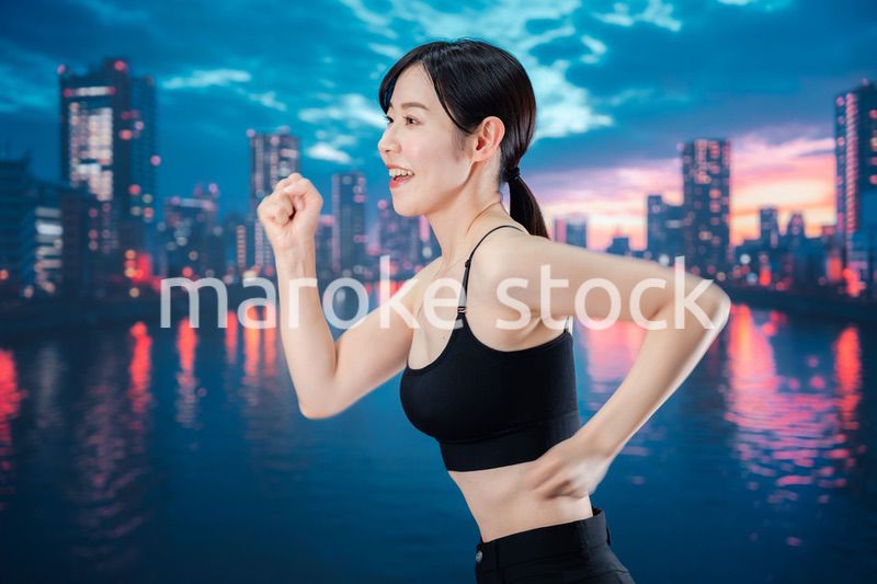 体力維持のために夜にランニングをする女性
