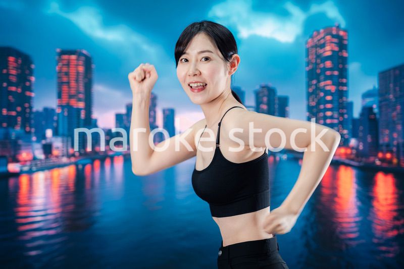 体力維持のために夜にランニングをする女性